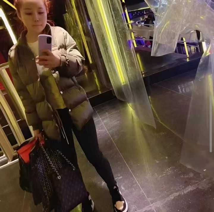 身材不错的风Sao妹子