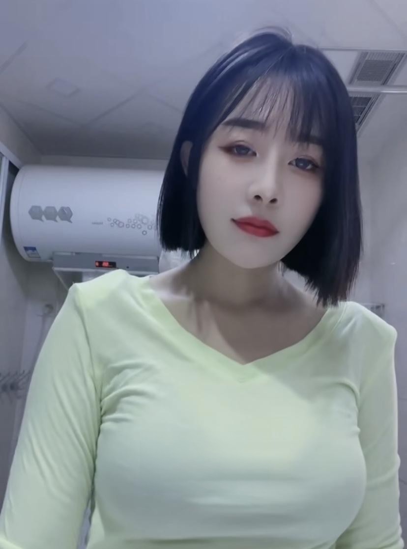 皮肤很不错的妹子