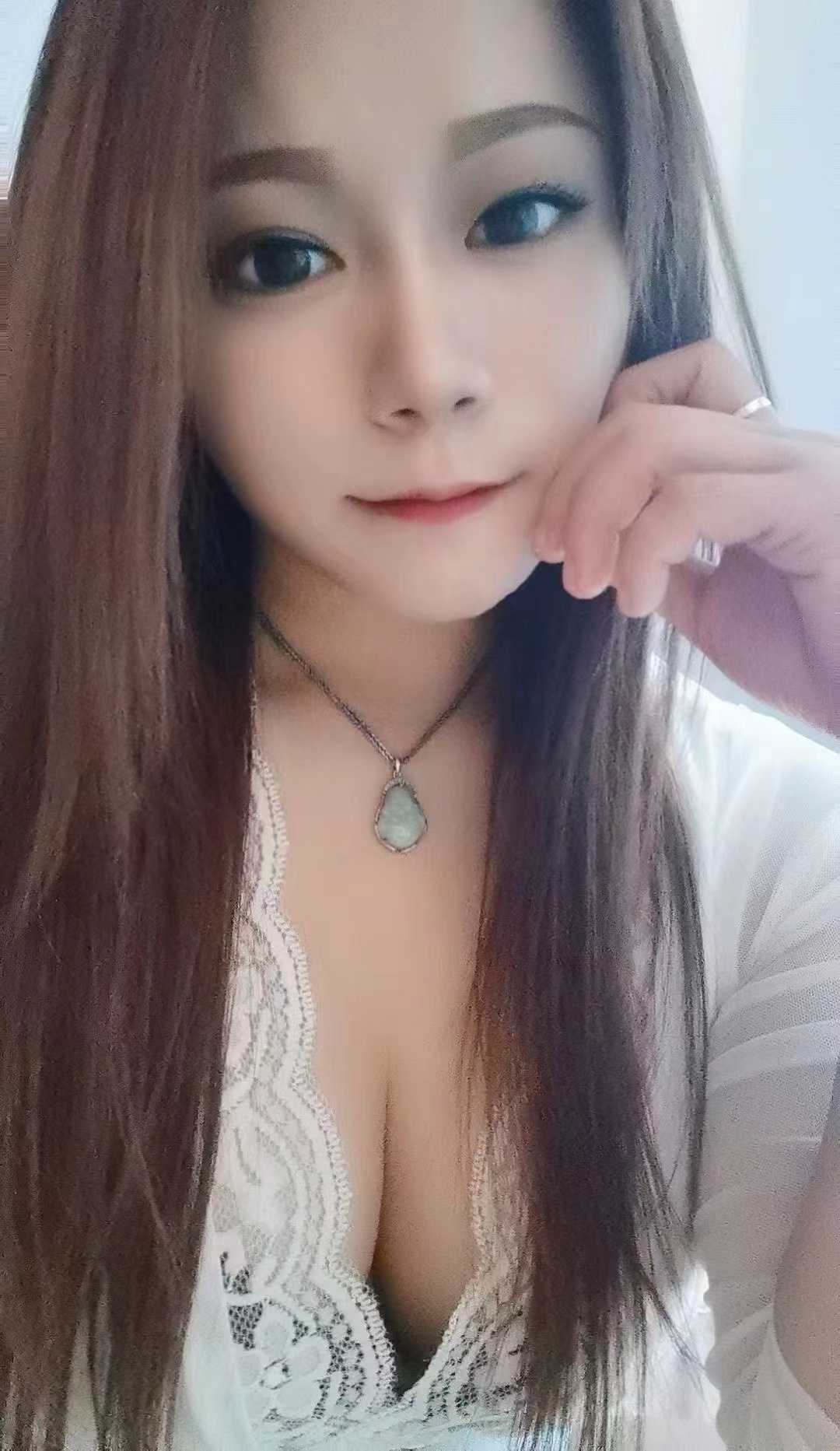 爱笑小酒窝少妇