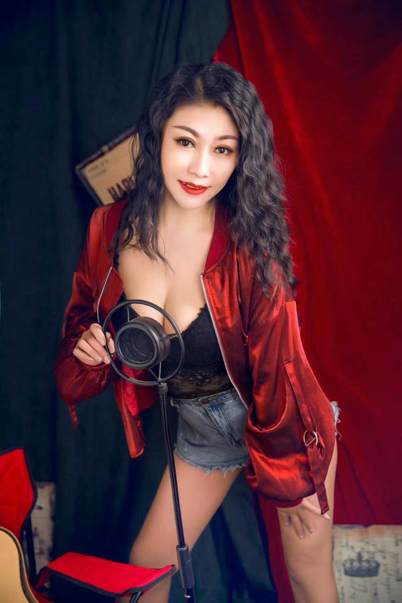 性感大胸轻熟女