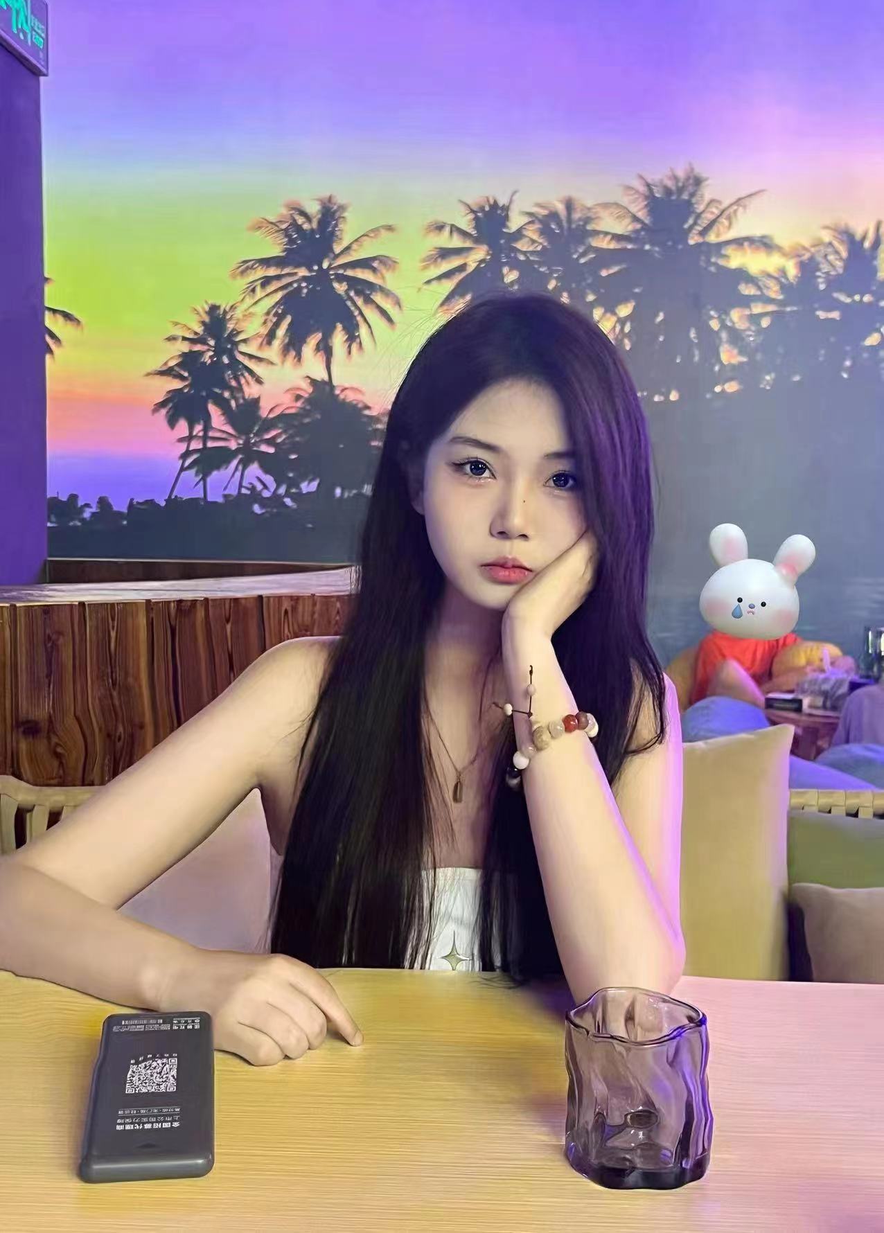 有纹身的小姐姐很满意