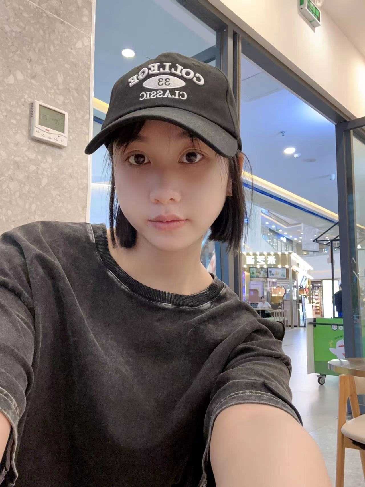 皮肤白，气质型的美女干净刚刚下海