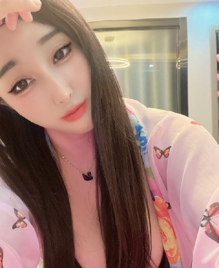 巨乳翘臀小美女丢丢