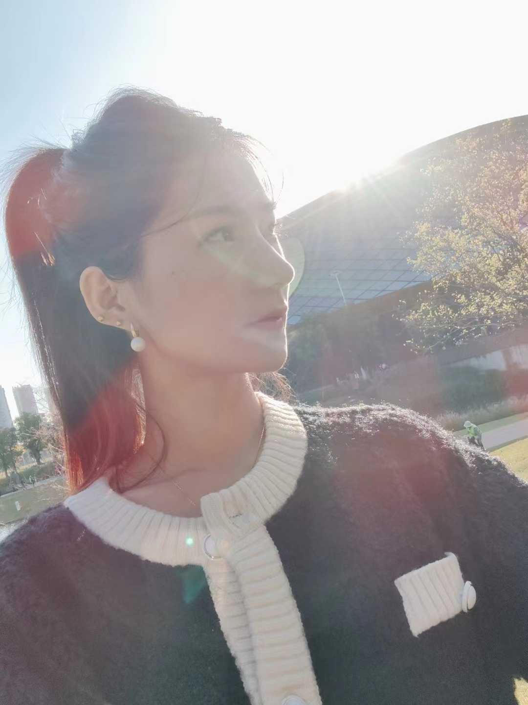 美腿酥胸小姐姐