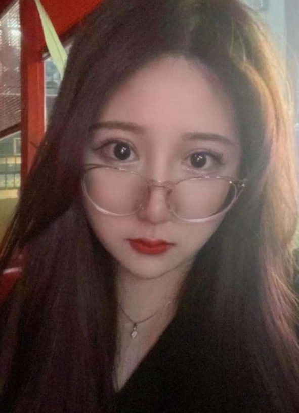 包河区眼镜萌妹