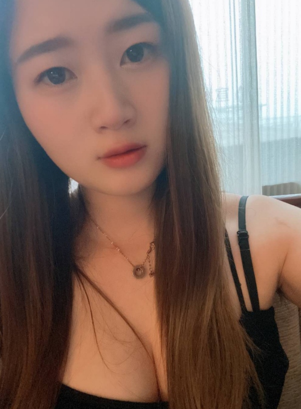 天鹅湖丰满大胸小少妇