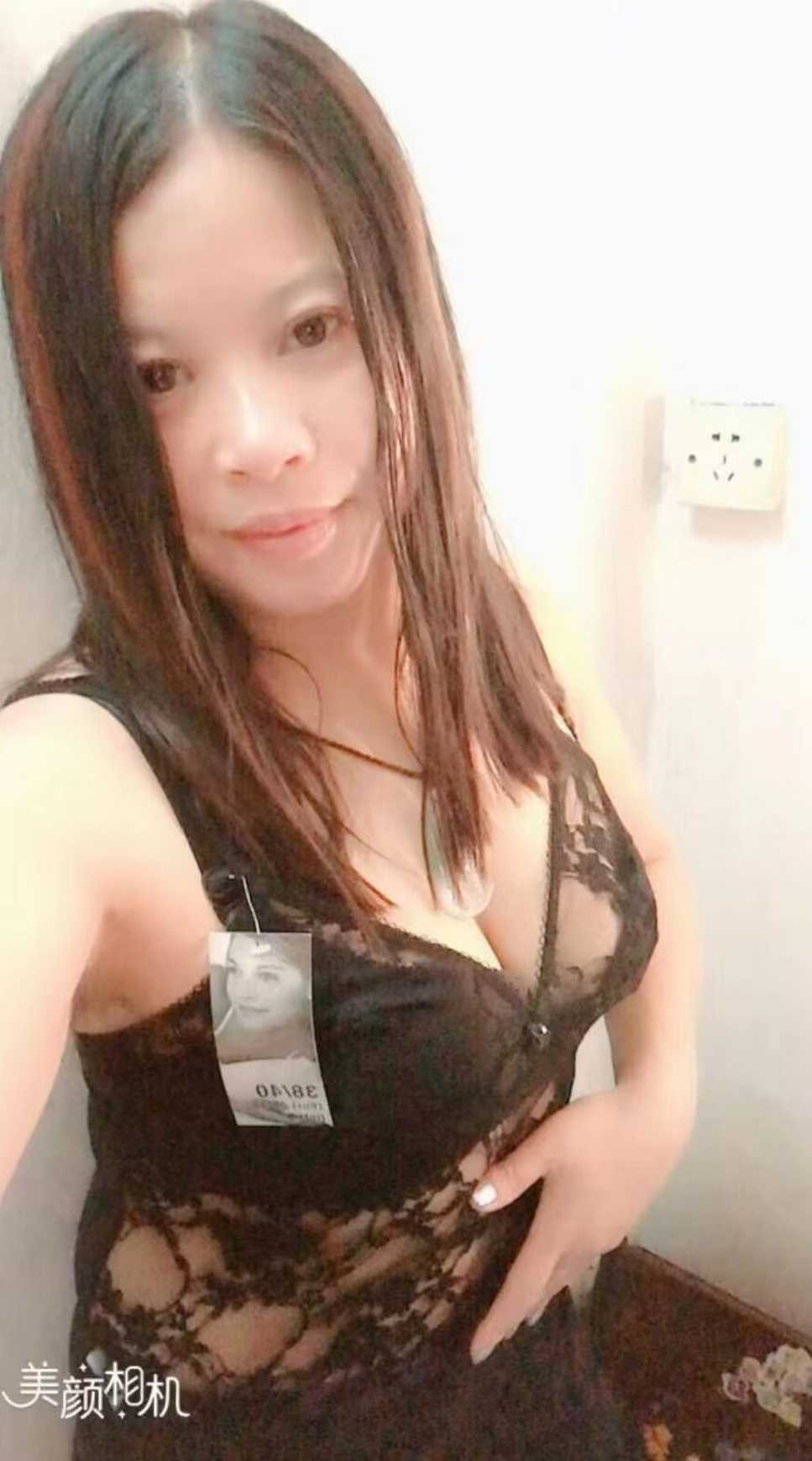 大胸少妇很有感觉