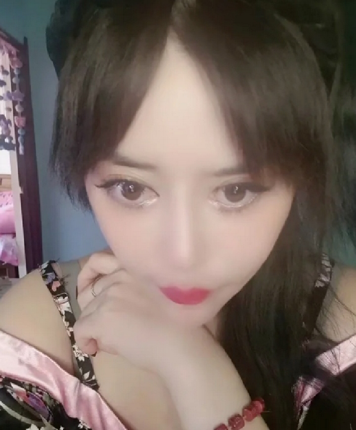 身材娇小玲珑的美妞