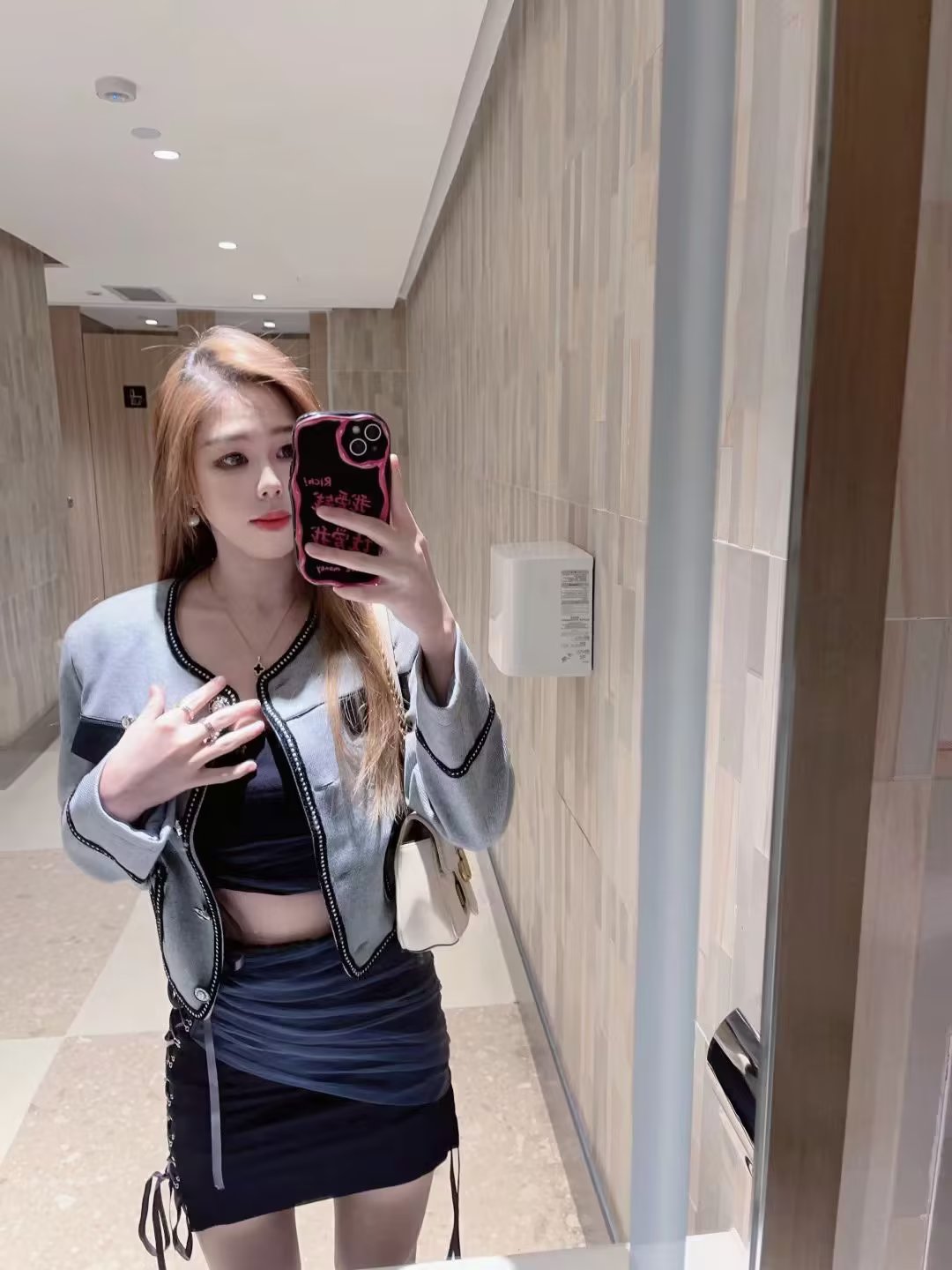 年轻漂亮，服务热情