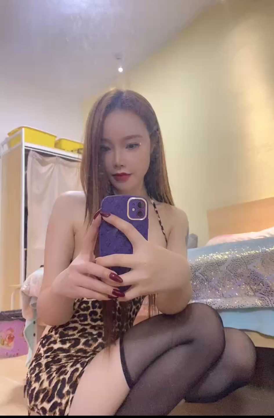 长腿黑丝妩媚妹子