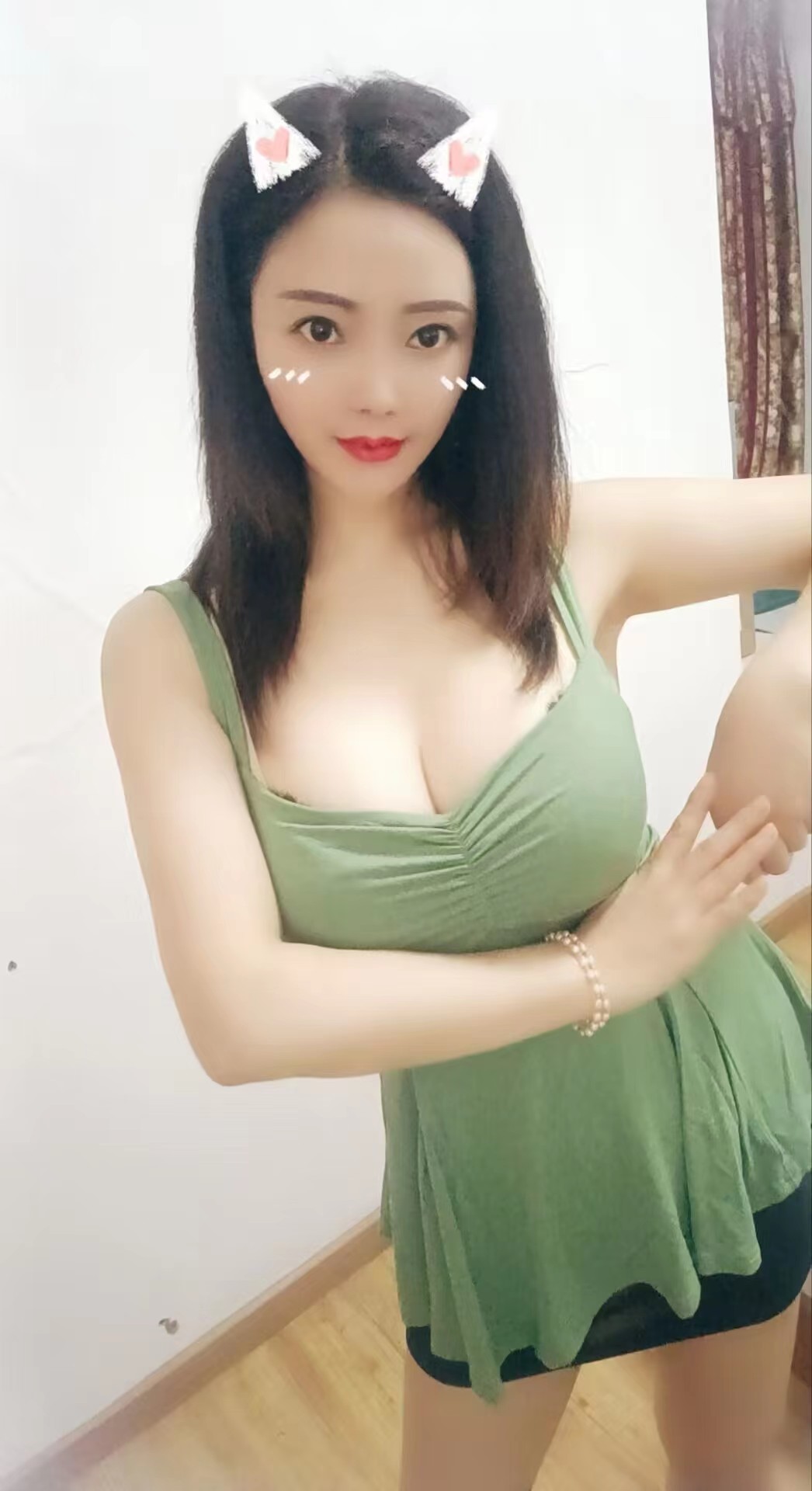 皮肤白身材好的妹子