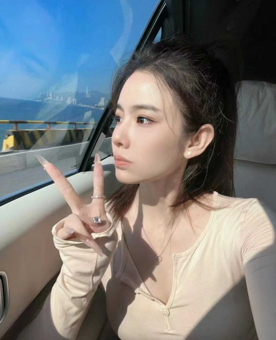 年轻皮肤滑嫩很不错