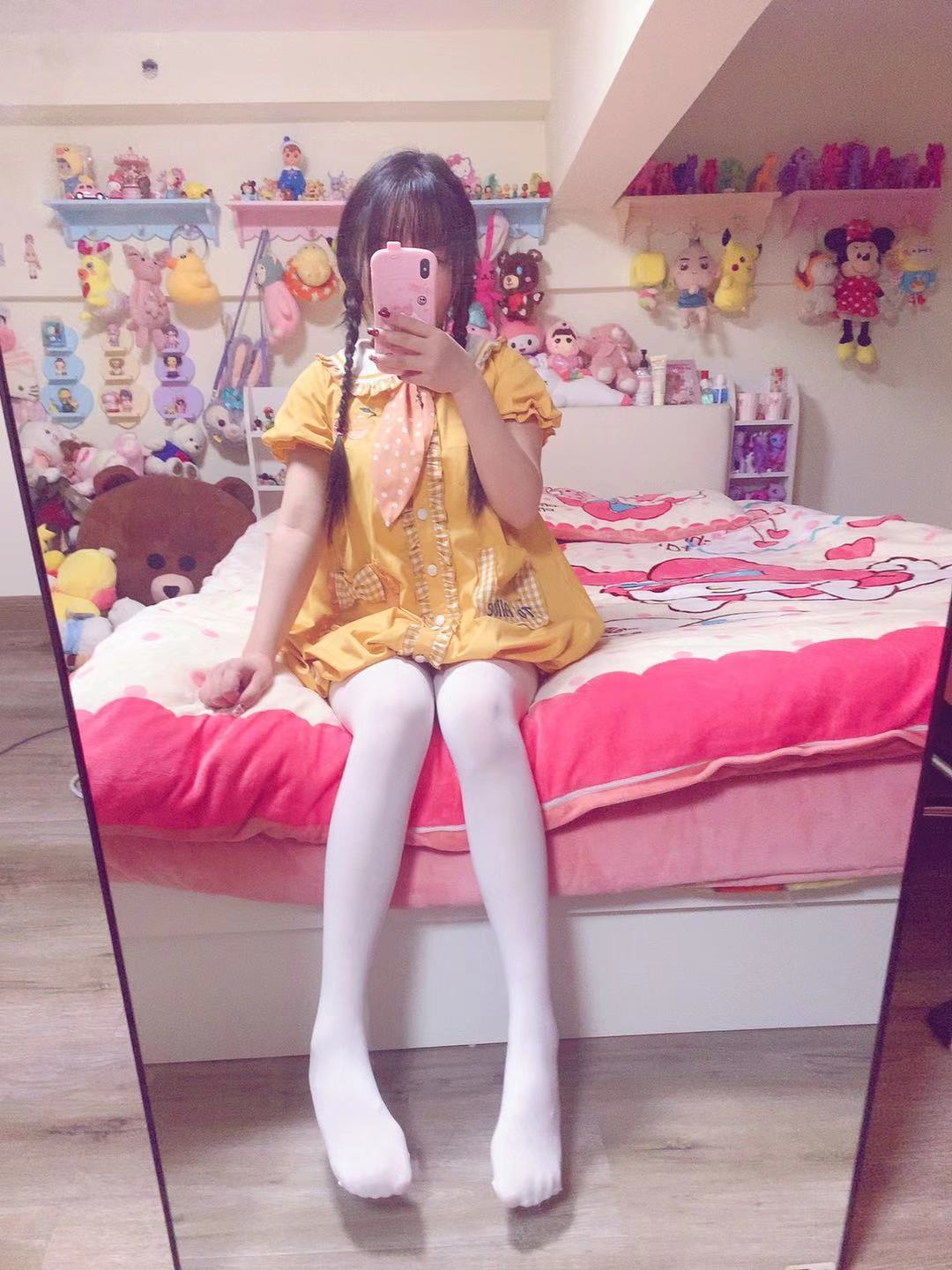 养猫的萝莉小妹子