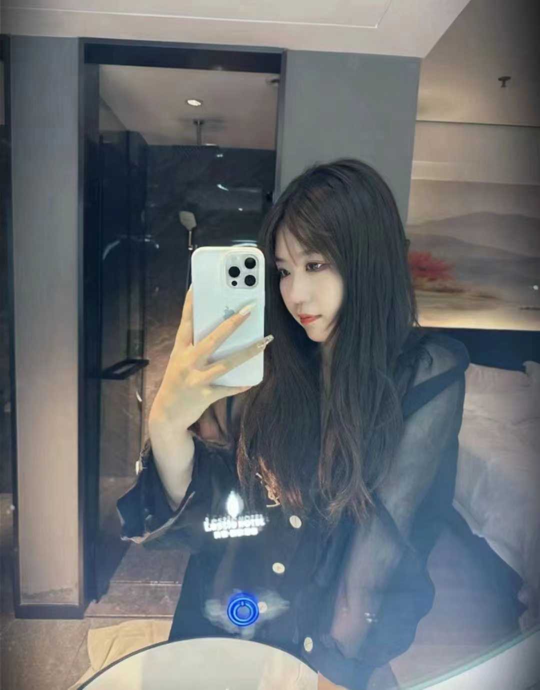 身材颜值都不错的妹子