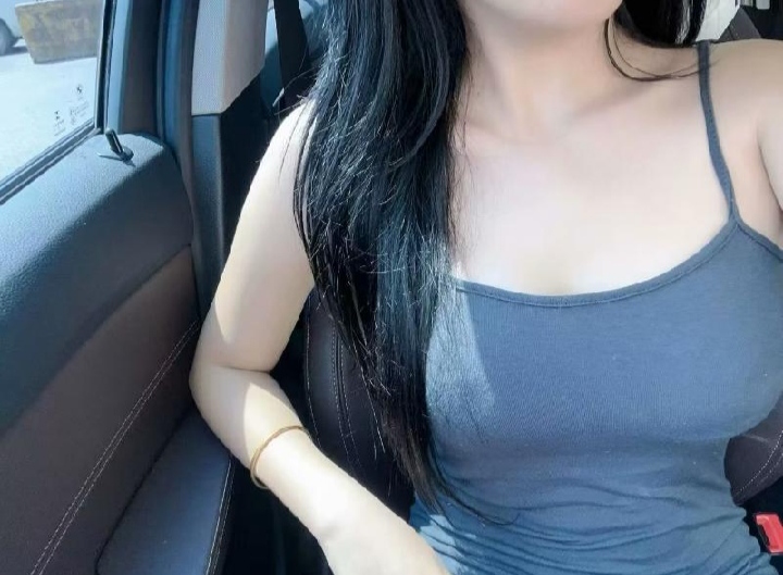 江夏肉感白皙的美妞