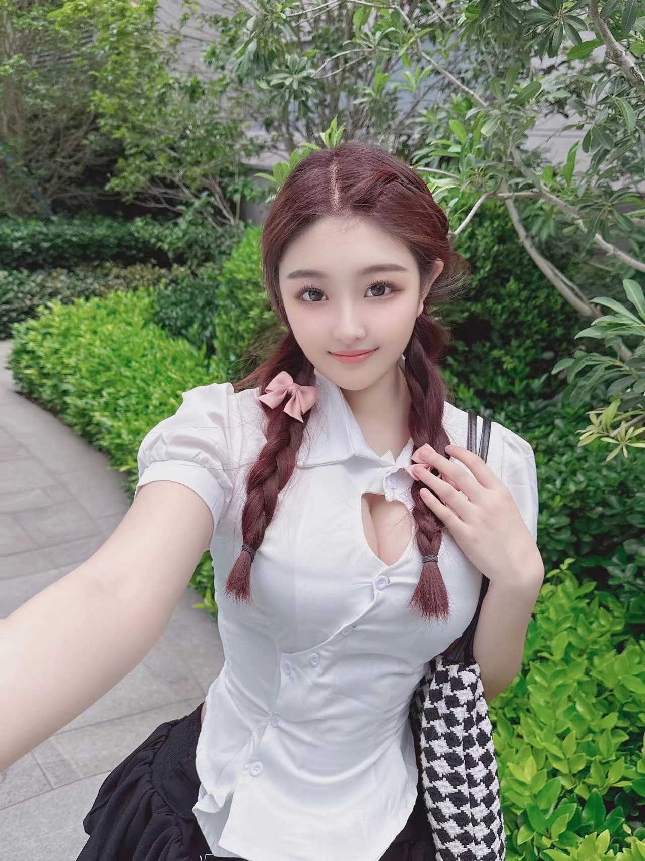 制服很多身材颜值很棒的00后妹子