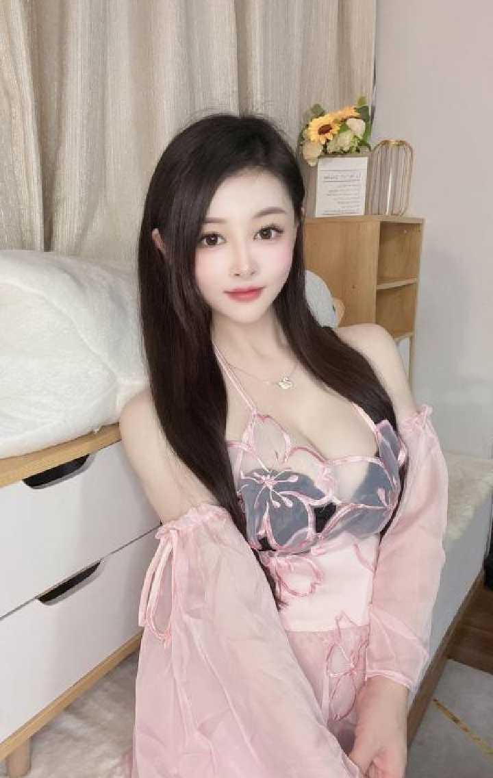 大翘臀丰满身材的甜儿