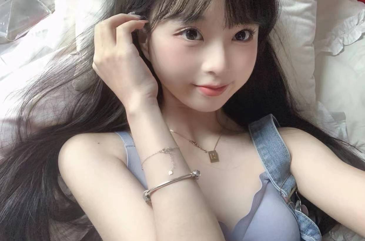 粉嫩萝莉会一字马