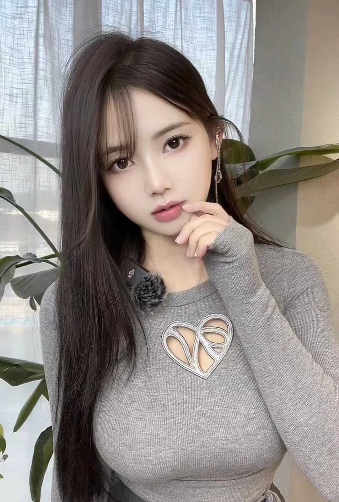 性感丰满的小姐姐