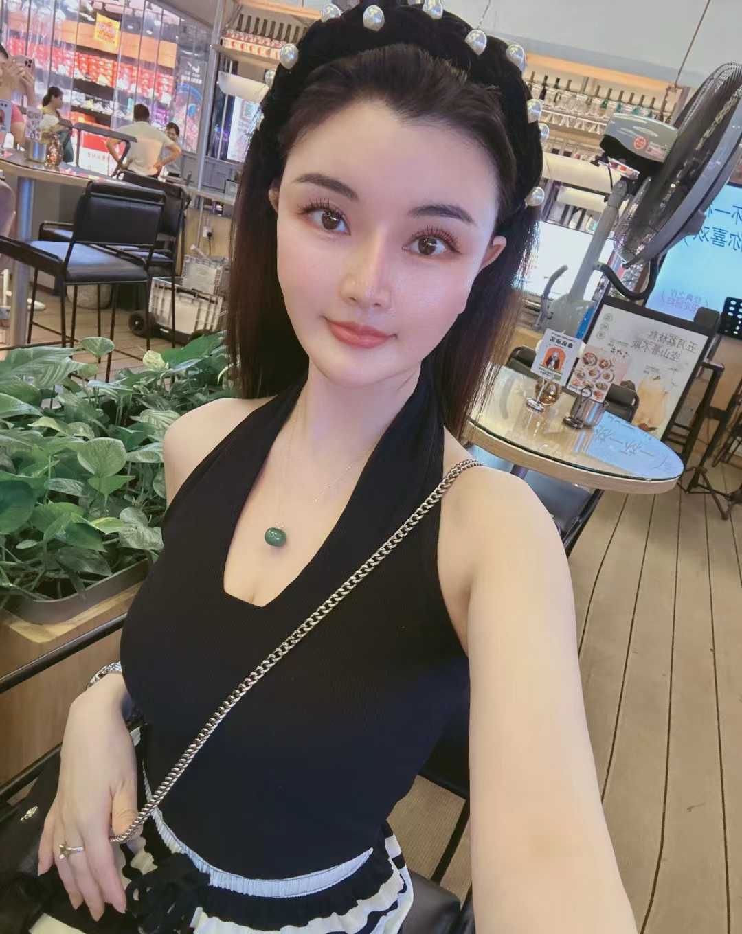 让人流连忘返的美女