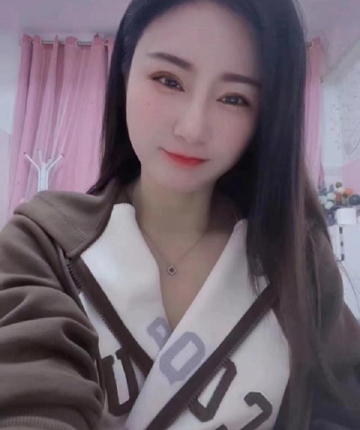 罗湖甜美黑丝小姐姐