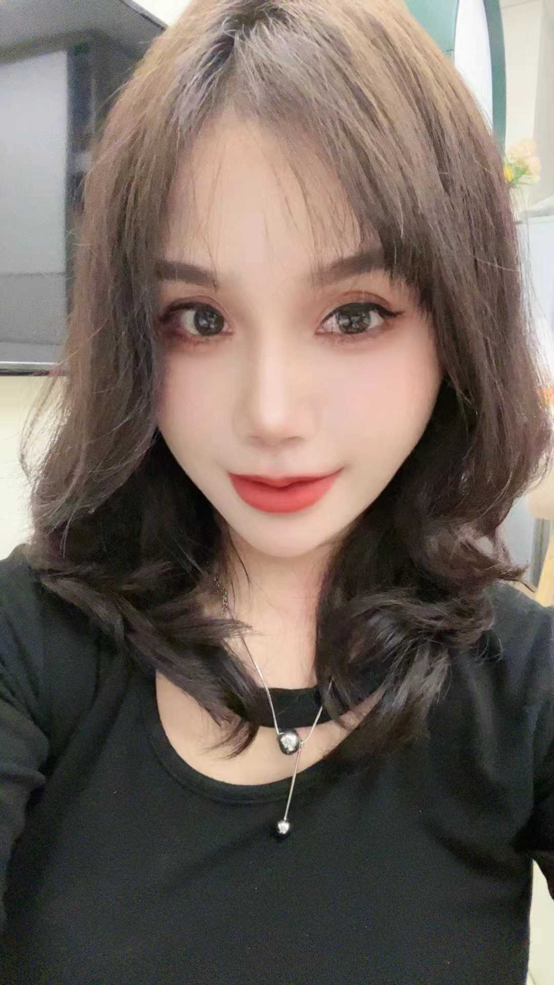 性感黑丝白皙少妇