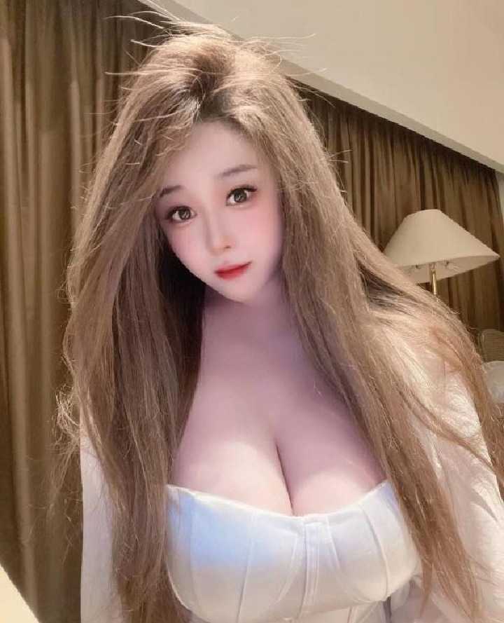 来自巨乳水嫩美眉的诱惑