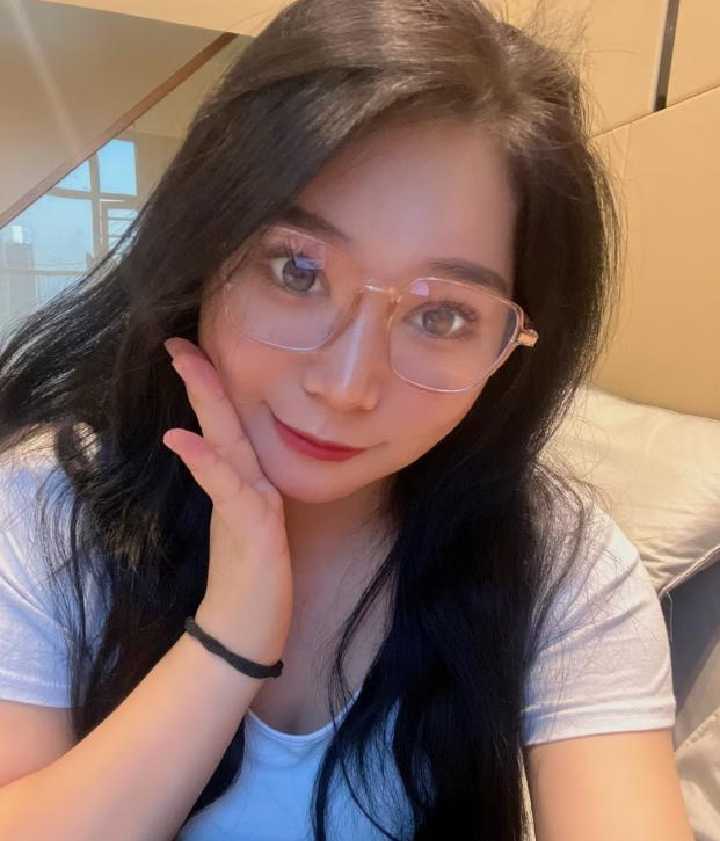 丰满眼镜尤物抓龙师