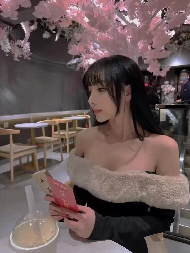 年轻00后的小姐姐