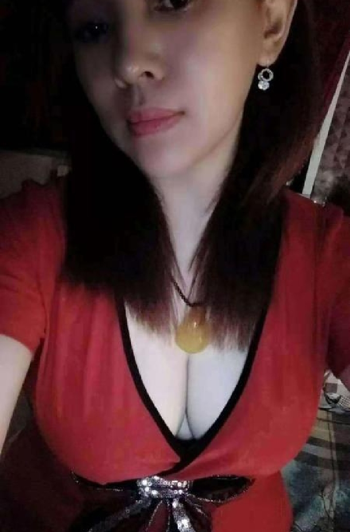 天塔d奶风情少妇