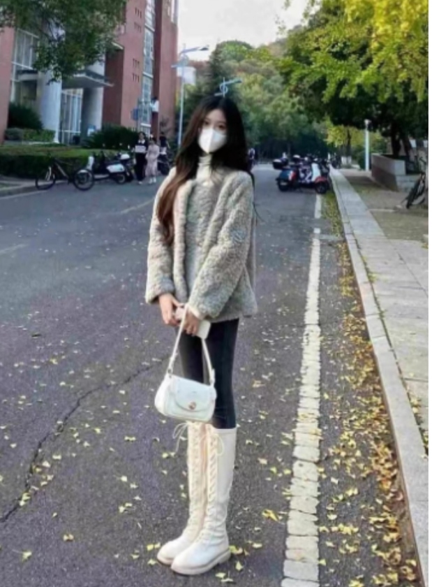 粉嫩大长腿小女友蜜梨