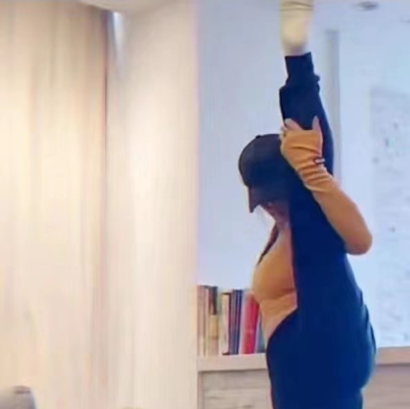 爱练习瑜伽的妹子