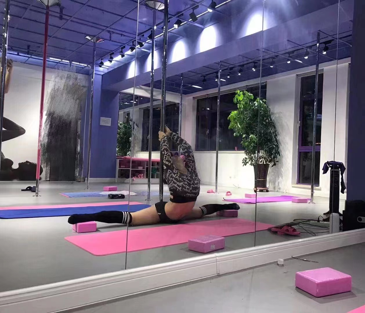 一字马女神不错