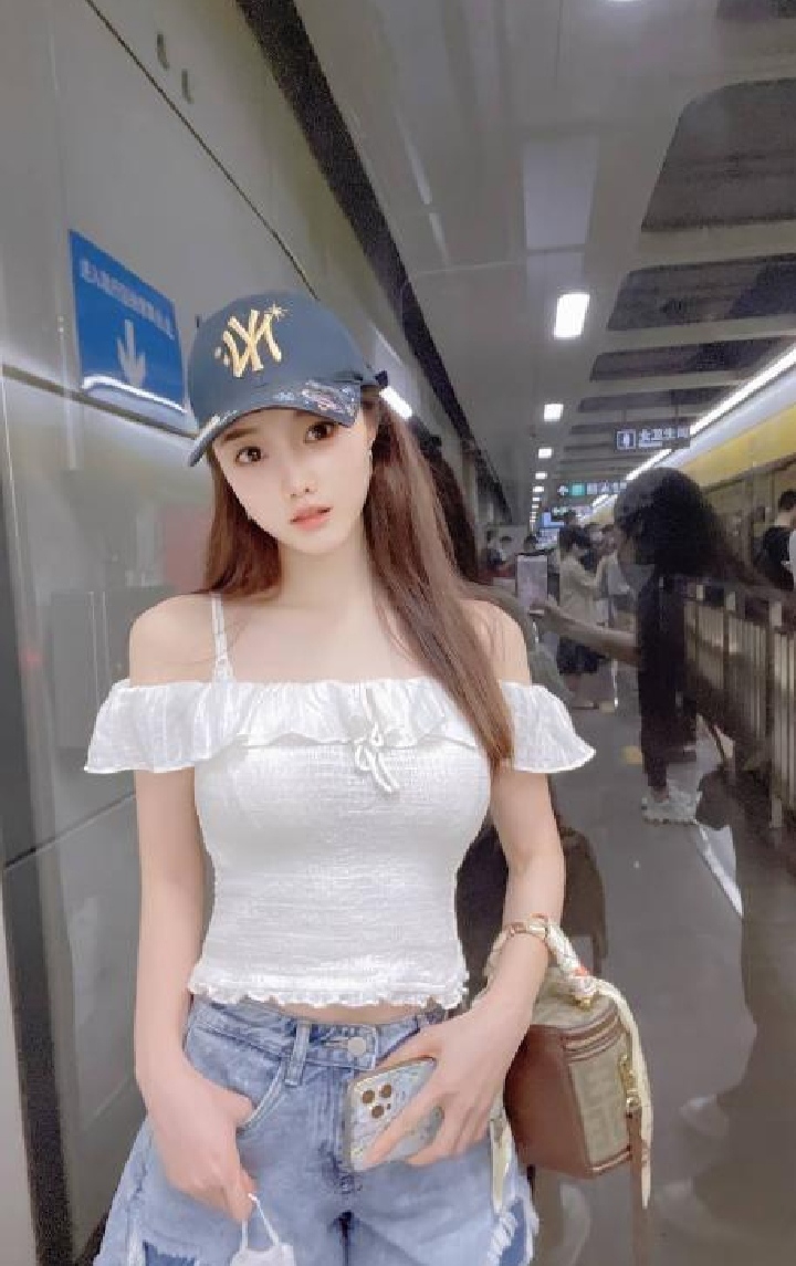 胸大细腰翘臀美妞小洁