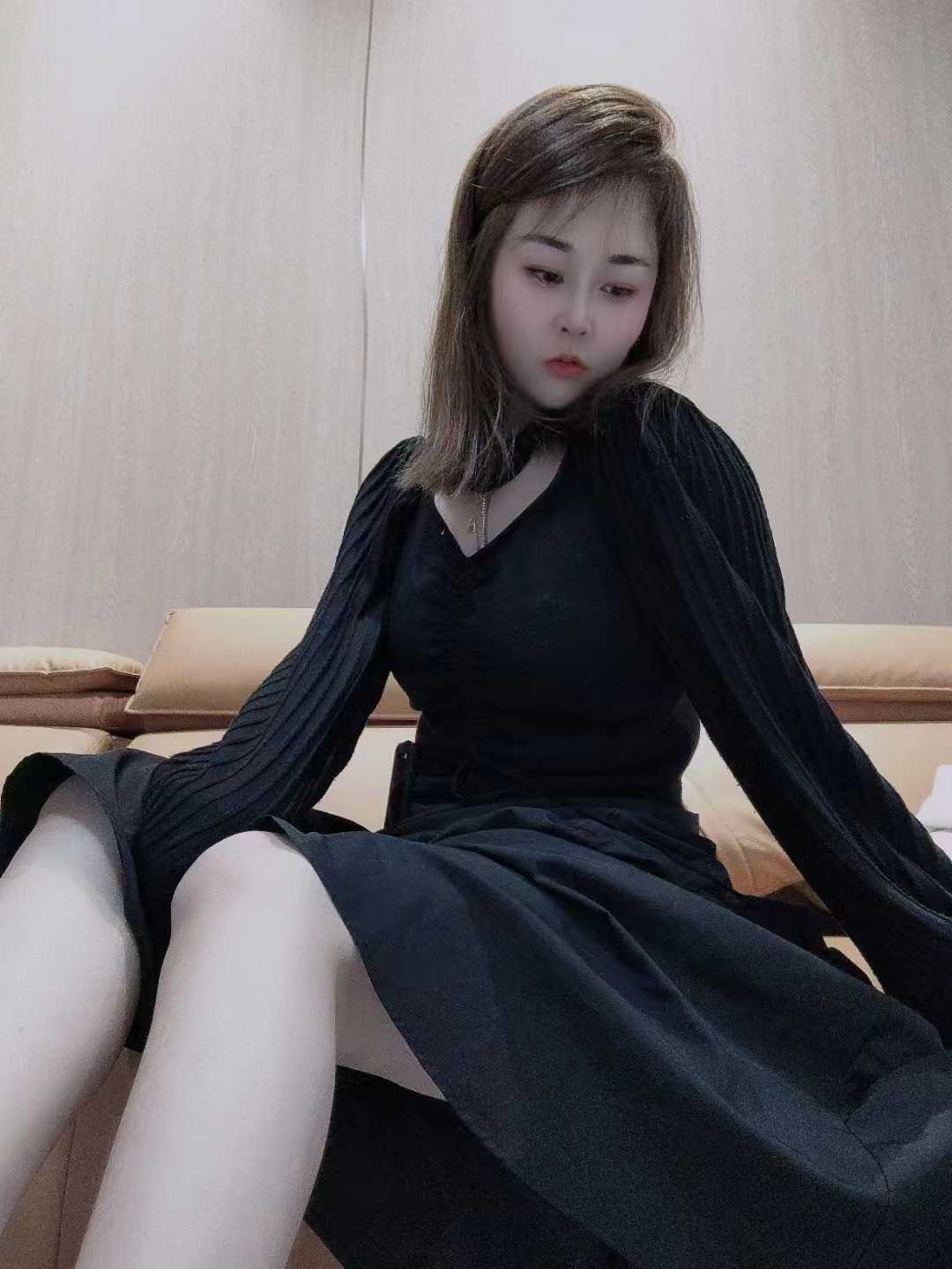 身材高挑性感的小姐姐