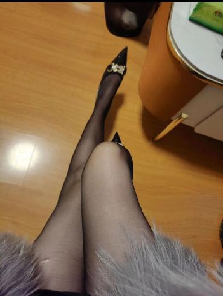 模特身材美女七月