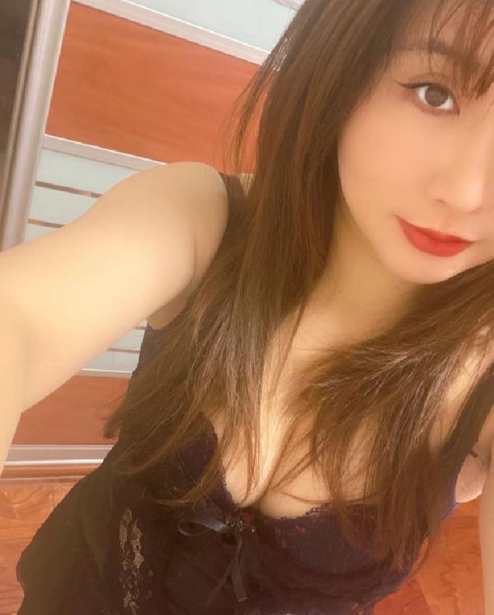 红唇大胸性感美少妇