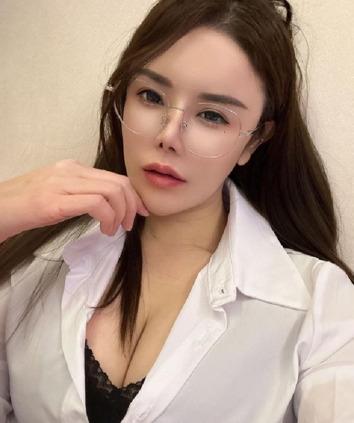 九和路大胸眼镜尤物