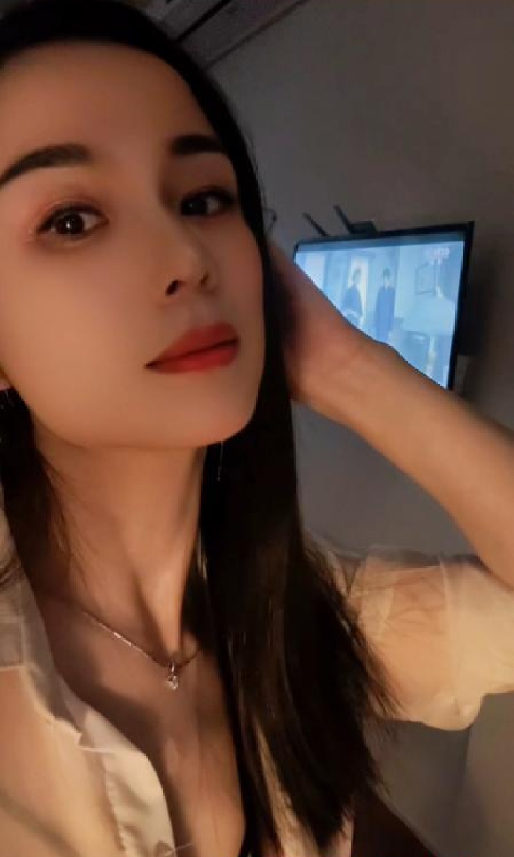 福田气质玩水女孩