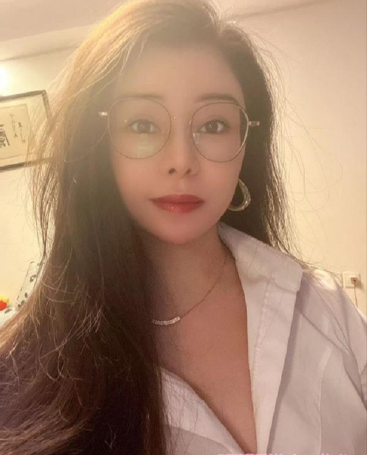 天河风Sao眼镜装欲女