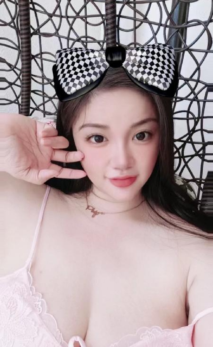 南山丰满性感嫩妹甜甜