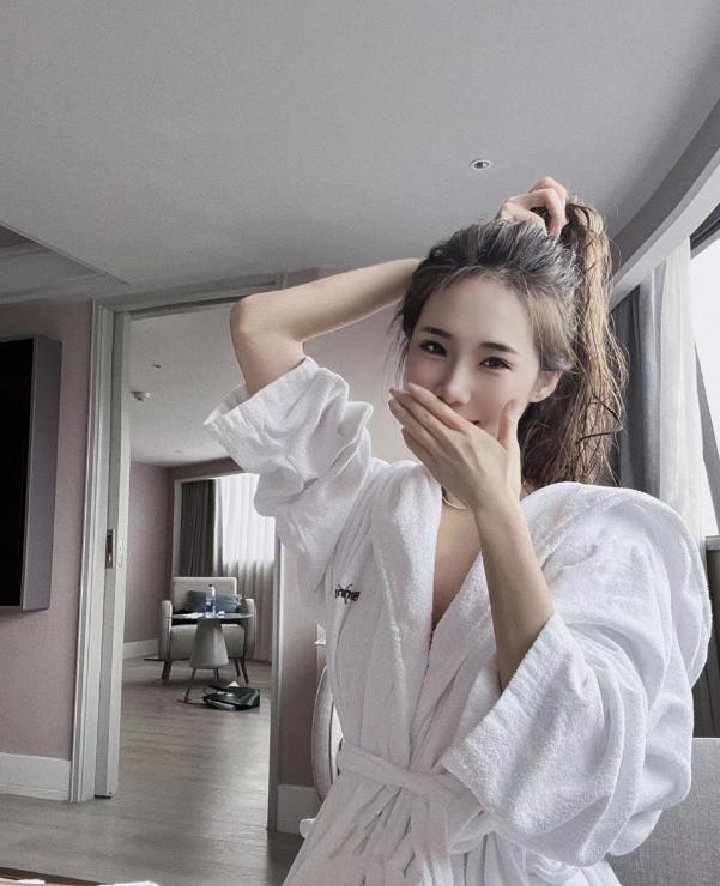 悦郡城极品潮喷嫩妹