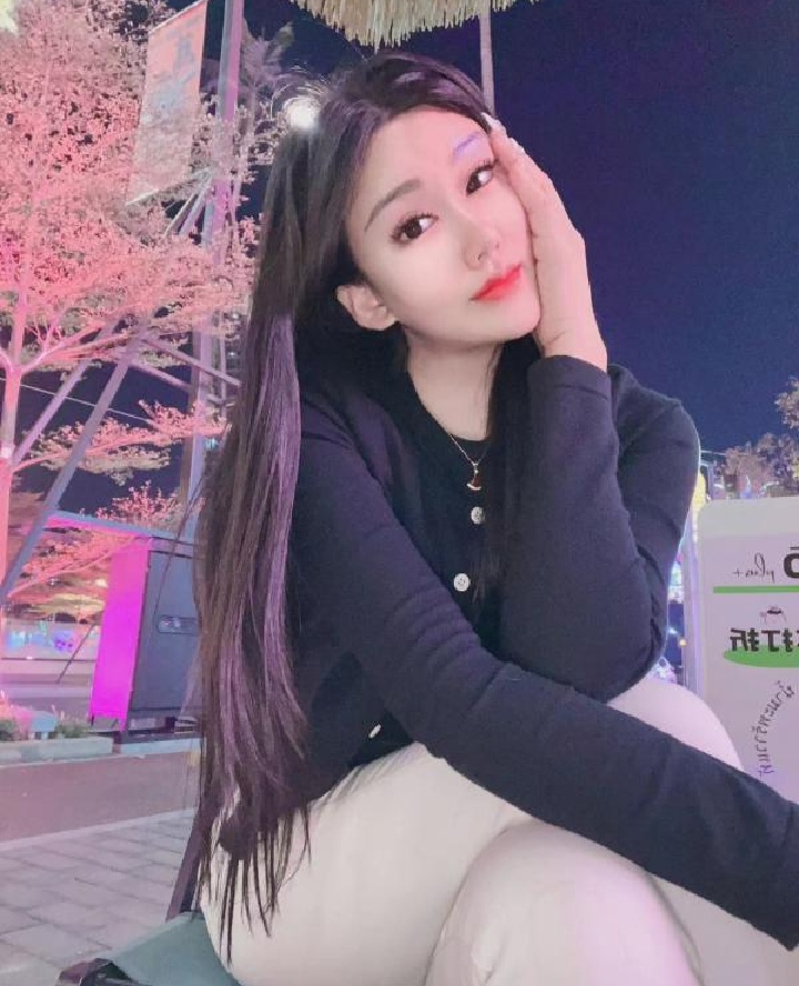 身材火辣颜值在线美妞