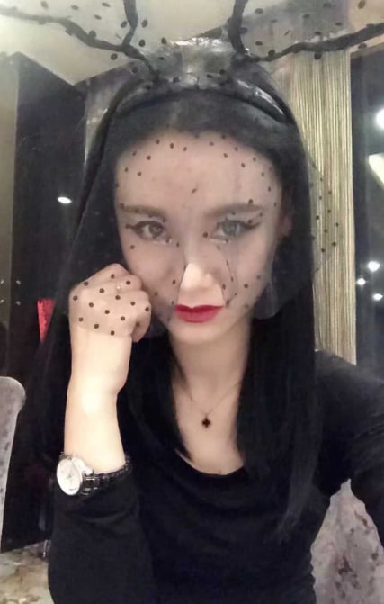 聋女  都是写字沟通，打手语划着