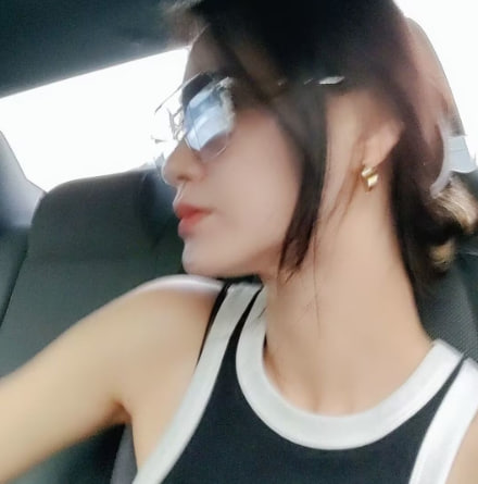 聋女  都是写字沟通，打手语划着