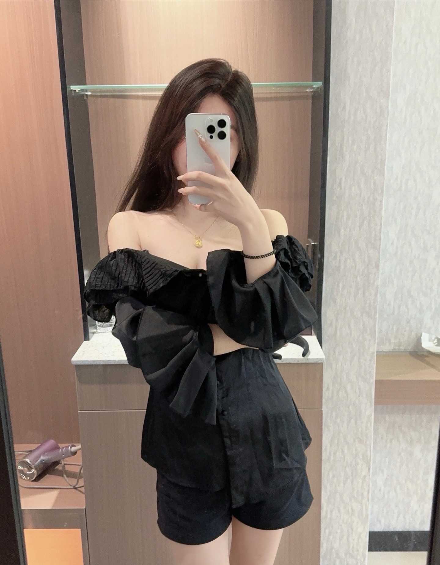 性感肤白学生小妹