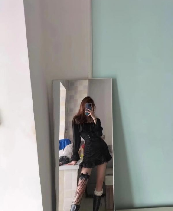 体育场蜜桃臀白皙小姐姐