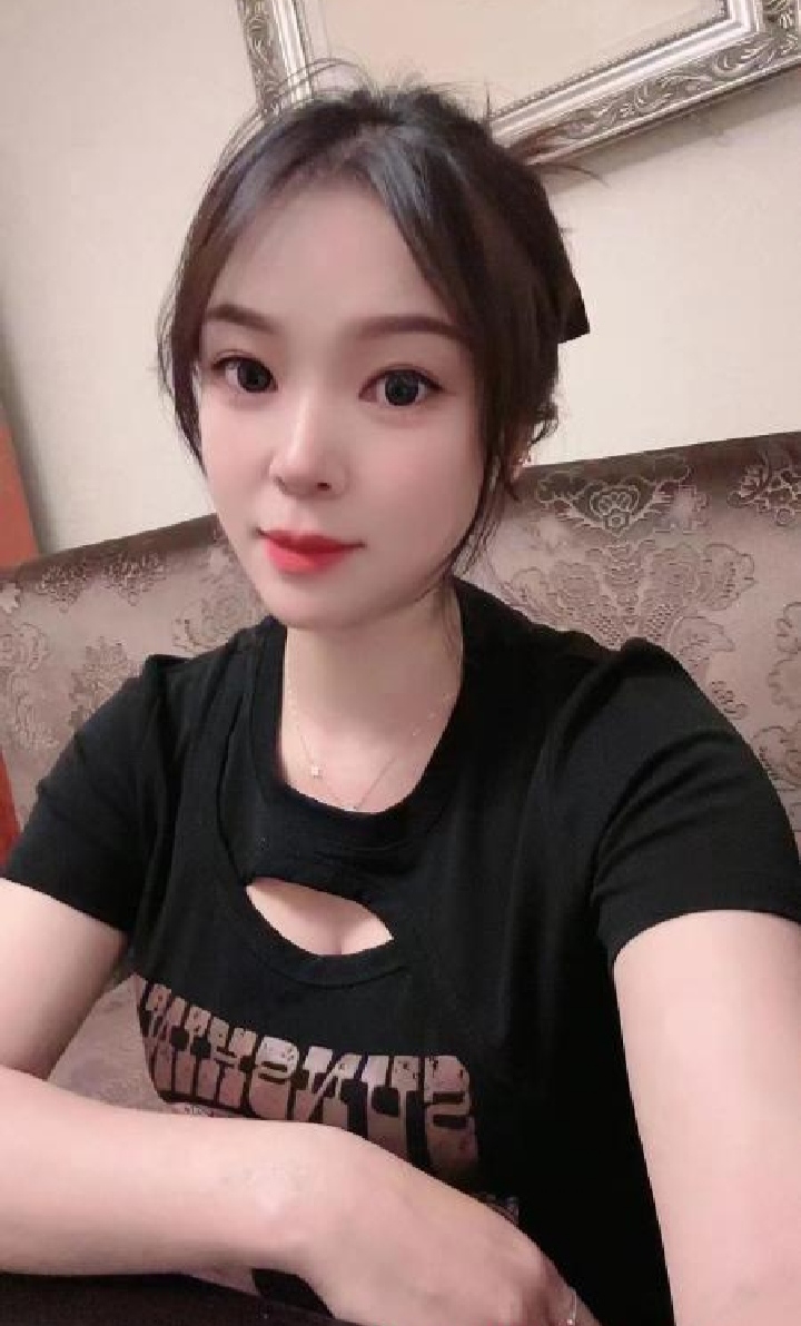 年轻颜值火辣小姐姐