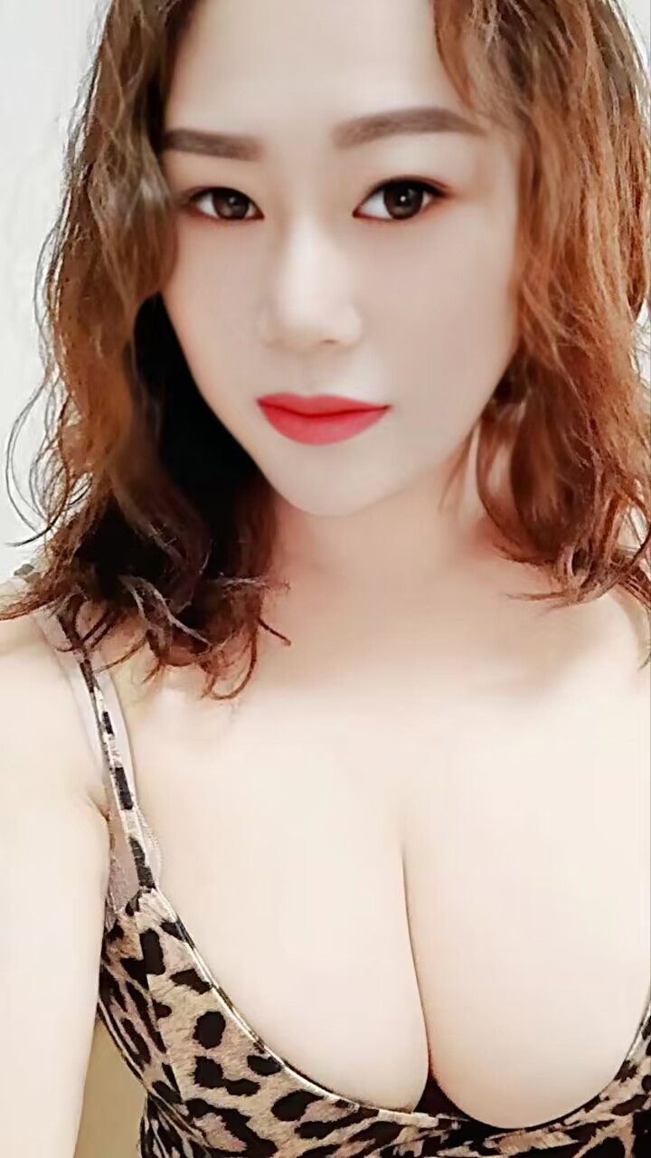 丰满大胸小姐姐