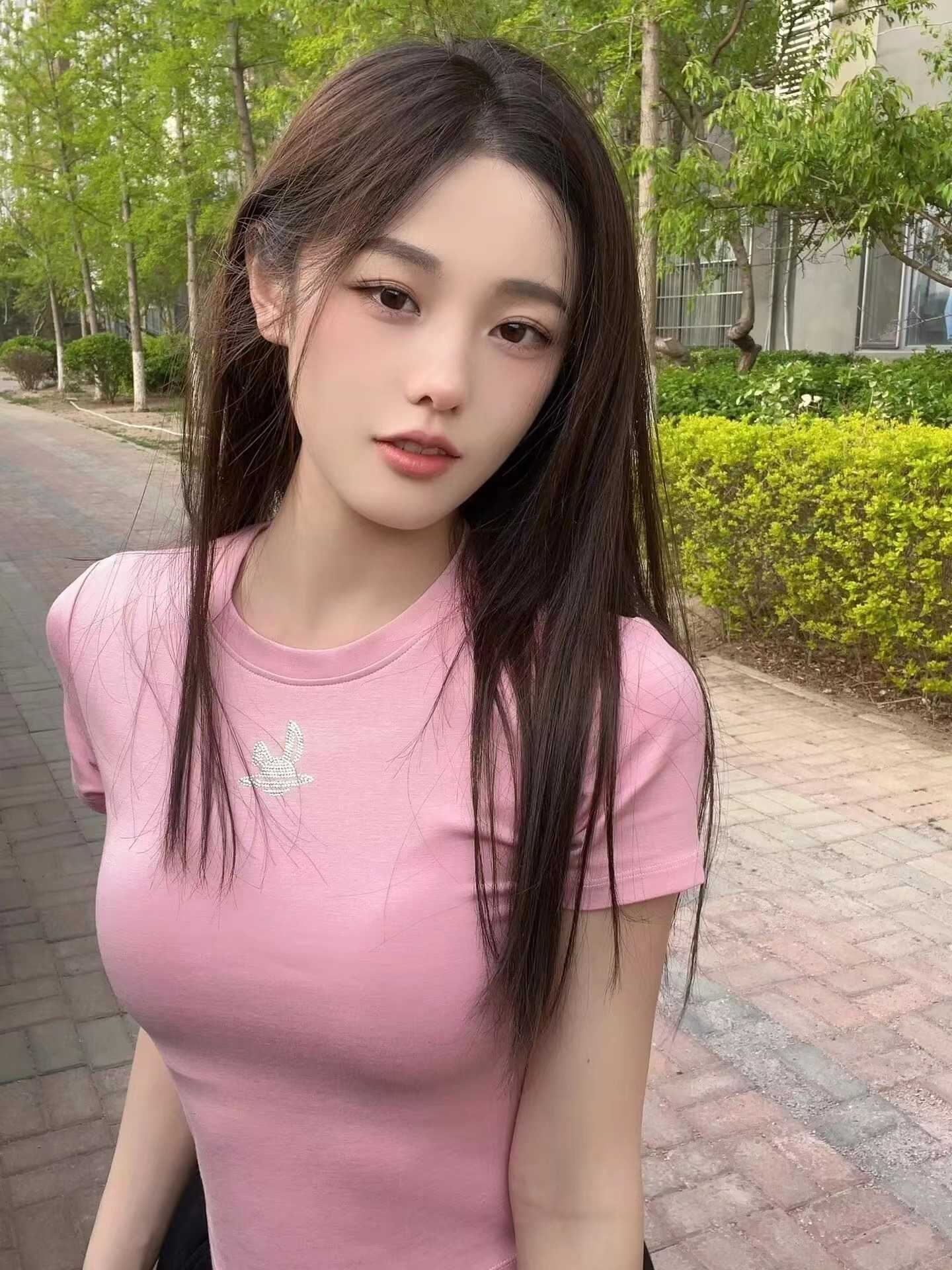 年轻白嫩的小姐姐